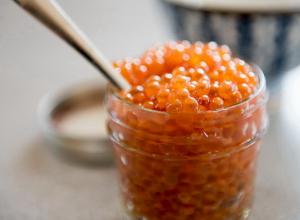 Kako soliti rdeči kaviar doma: preprosti recepti