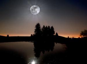 Žiara mesiaca.  Prečo mesiac svieti?  Video.  Fázy Mesiaca.  Mesiac pribúda a ubúda