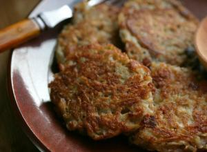 Lahodné zemiakové placky: obsah kalórií, najlepšie recepty a funkcie varenia