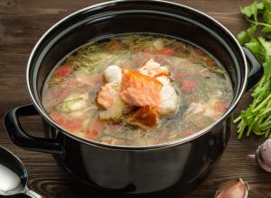 Jemná ružová lososová polievka: recept pre mladé gazdinky
